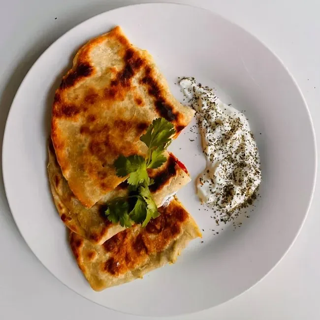 Кесадилья с куриным филе и соусом сальса