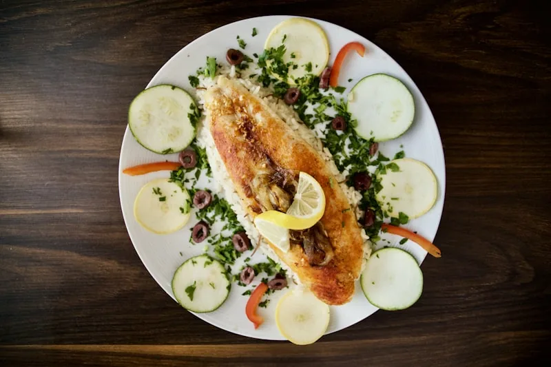 Форель с овощами и рисом